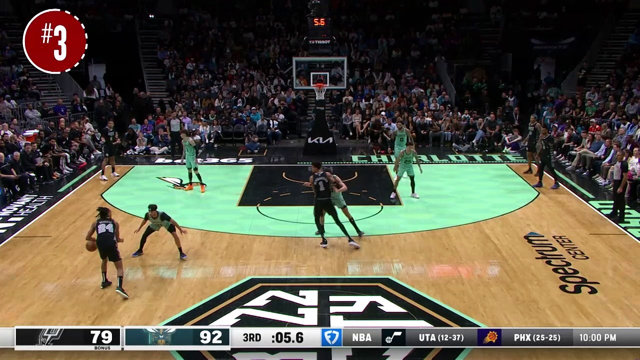 Devin Vassell out of nowhere!