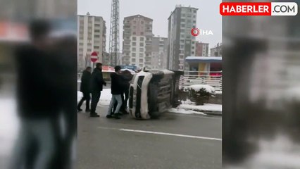 Kayseri'de Vatandaşlar Yan Yatan Aracı İtmekle Kurtardı