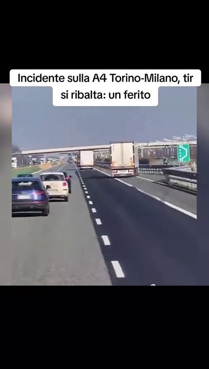 Incidente sulla A4 Torino-Milano, tir si ribalta: un ferito