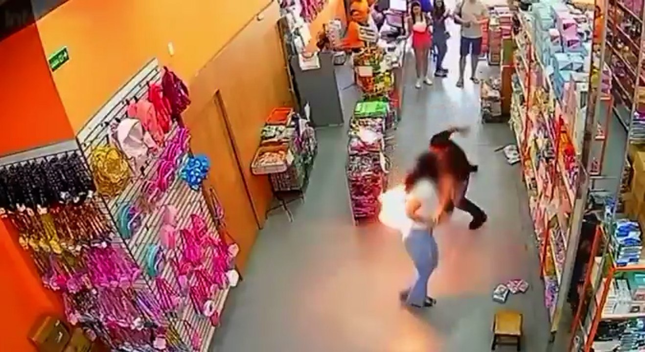 Celular explode no bolso e mulher sofre queimaduras