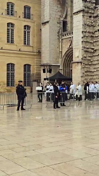 À la basilique Sainte Marie-Madeleine, les obsèques émouvantes du petit Émile