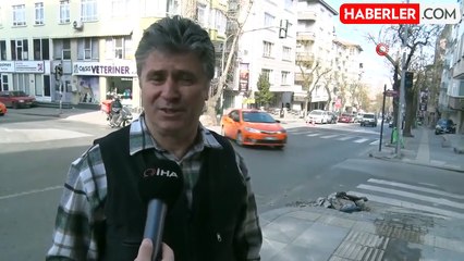 Ankara'da Kaza: Virajda Direğe Çarpan Otomobilin Anı Kamerada