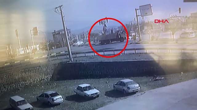 Akıl almaz kaza! Araçtan kopan parça zabıta memurunun başına isabet etti