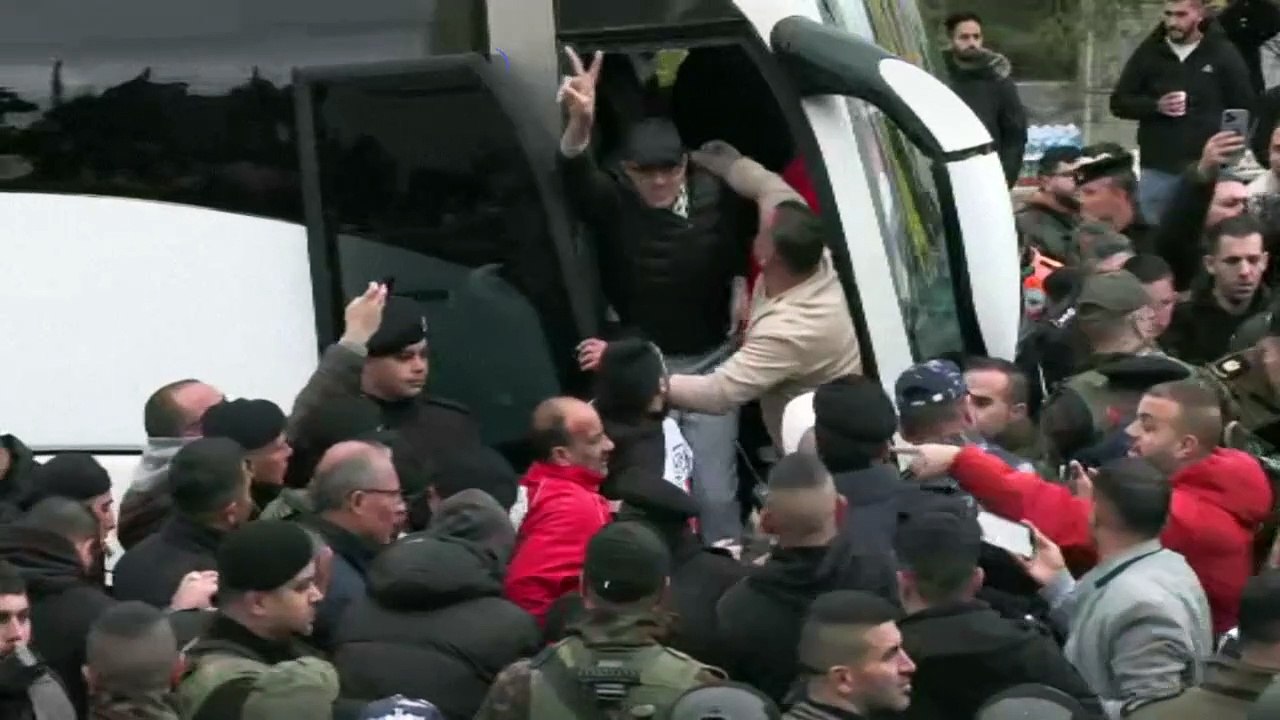 المعتقلون الفلسطينيون المفرج عنهم يصلون إلى رام الله