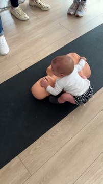 Un niño simula una RCP a un maniquí en un curso de primeros auxilios