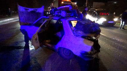 İki aracın karıştığı kazada otomobiller hurda yığınına döndü