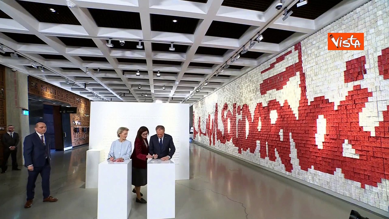 Von der Leyen e Donald Tusk omaggiano il "Muro della libert?" a Danzica
