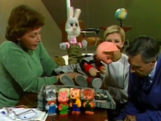 1988 год, любимый всеми американскими детьми ведущий Фред Роджерс навещает студию «Спокойной ночи, малыши»