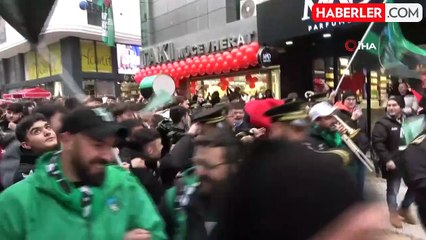 Kocaelispor Taraftarları Maç Öncesi Coşkulu Yürüyüş Düzenledi