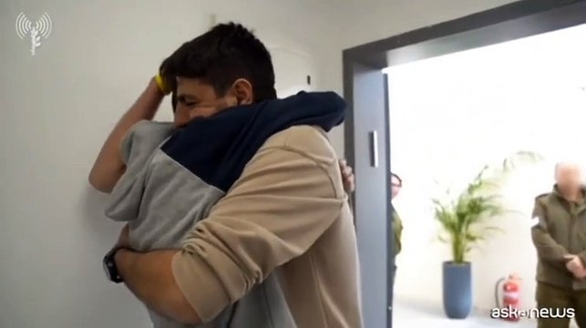 L'abbraccio con la famiglia degli israeliani liberati da Hamas