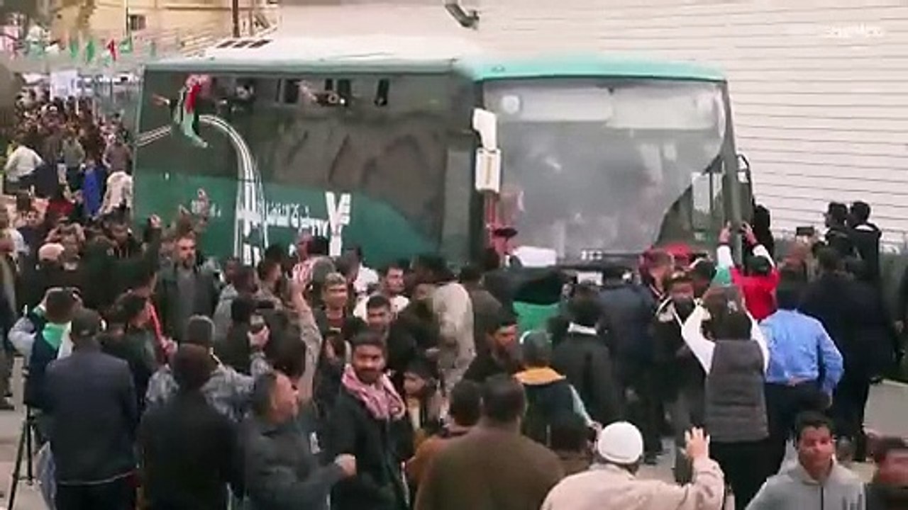 استقبال بالتهليل والهتاف.. شاهد لحظة وصول الأسرى الفلسطينيين المفرج عنهم إلى خان يونس