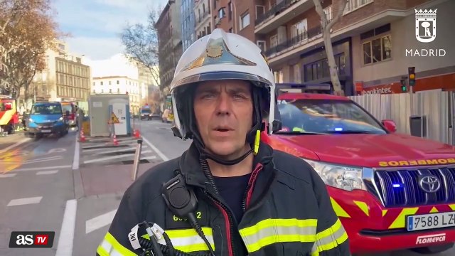 Bomberos de Madrid informan del incendio de dos coches eléctricos en un parking