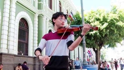 tn7-Joven violinista que toca en Avenida Central gana beca en el Instituto Nacional de la Músi-080225
