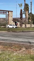 Mujer en California retira bandera estadounidense y la cambia por una de México