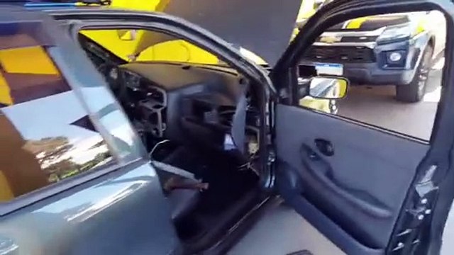 Maconha e cocaína escondidos em painel de carro são apreendidos pela PRF; homem foi preso