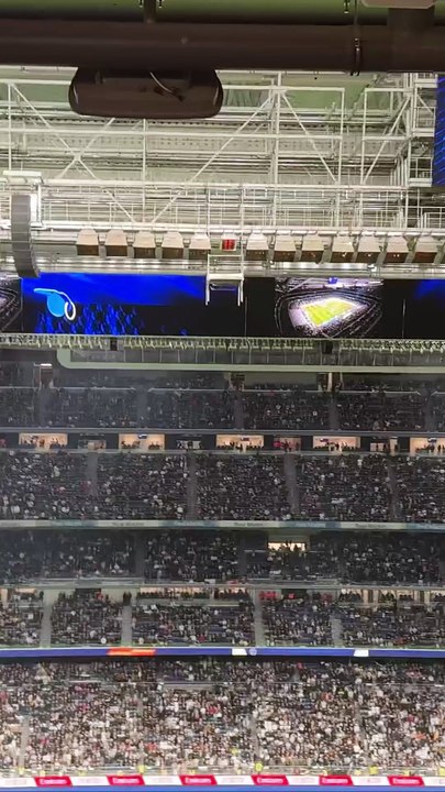Pitos en el Bernabéu al conjunto arbitral antes del Derbi