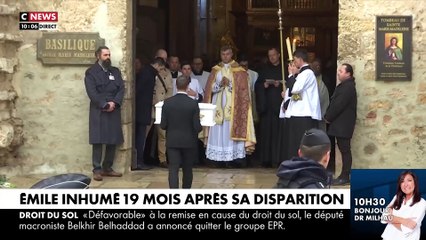 Obsèques d'Emile à Saint-Maximin-la-Sainte-Baume : L'entrée du cercueil dans l'Eglise