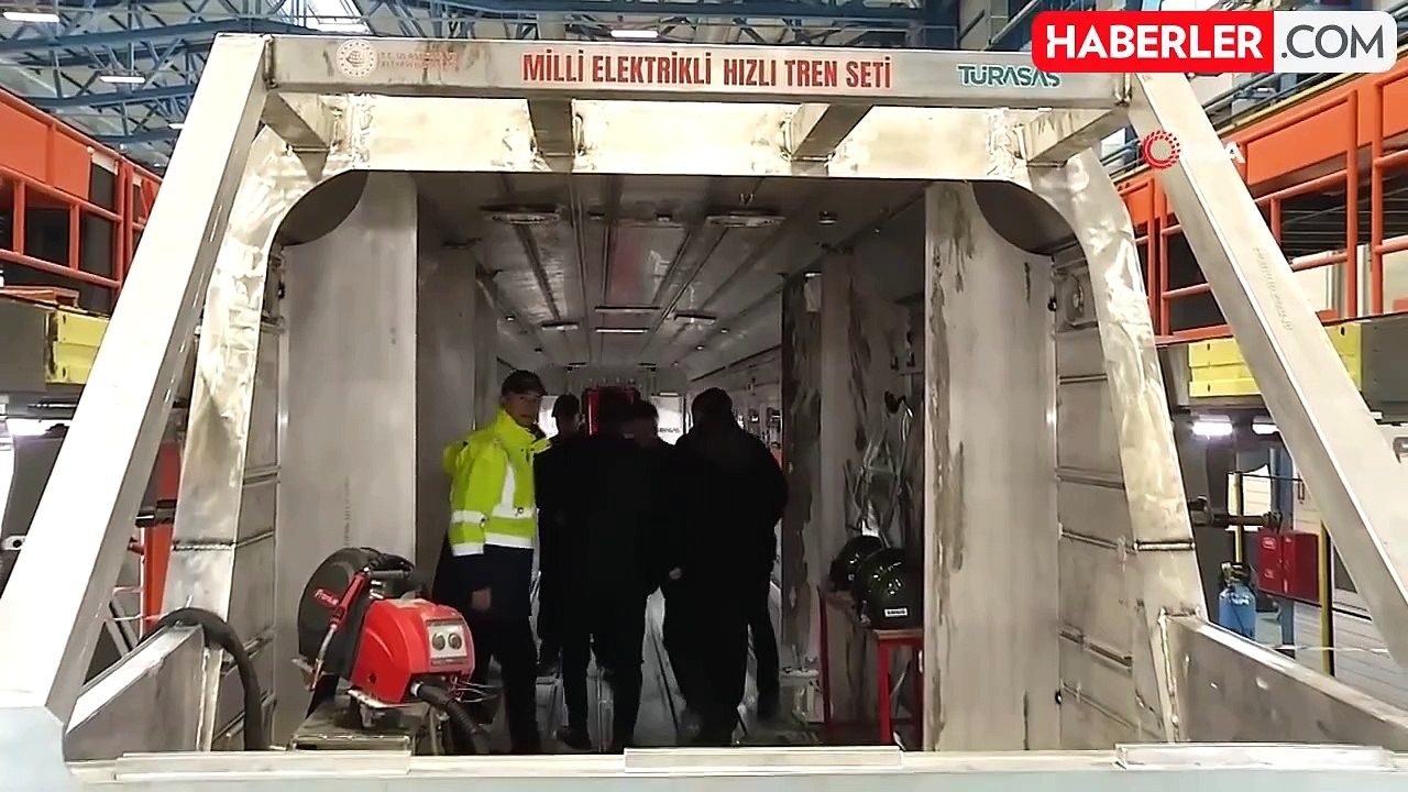 Bakan Uraloğlu, ilk yerli ve milli elektrikli tren setlerinin kaynağını yaptı