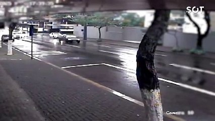 Porsche invade colégio no Centro de Cascavel; condutor é procurado