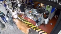 En video: una vaca desbocada embistió a tres personas en Envigado, Antioquia