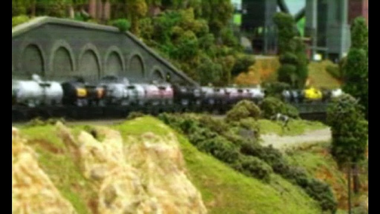 Croisement de trains miniatures diésels échelle HO à Excideuil