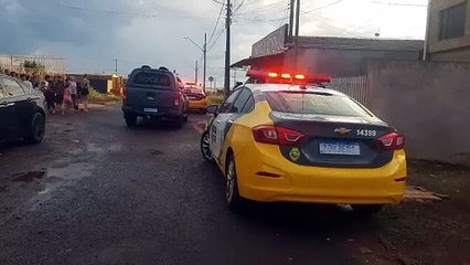 Homem extremamente alterado invade casas e ameaça pessoas no Cascavel Velho