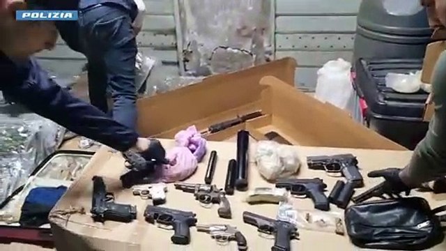 Kalashnikov, mitra e sessanta chili di droga, scoperto un arsenale nel rione Picanello di Catania