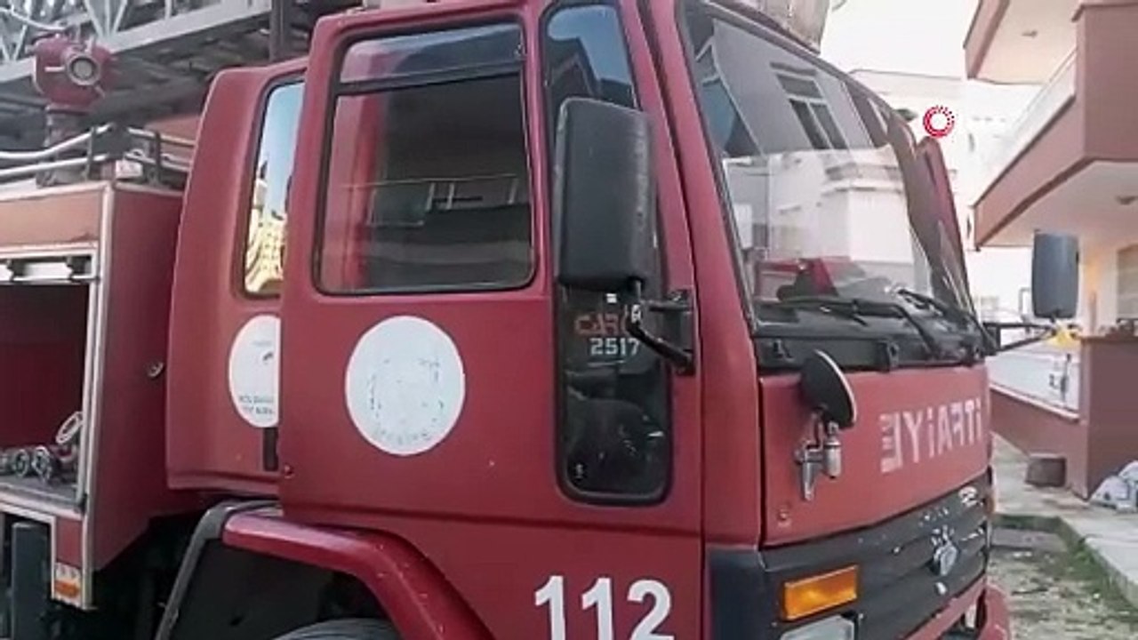 Yangında evleri küle döndü, kurtarılan kedilerinin yanında gözyaşı döktü