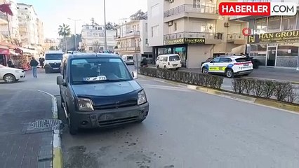 Hafif Ticari Araç Kamyoneti Kuaför Duvarına Sürükledi