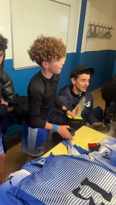 De la joie dans les vestiaires de CHAMPAGNE après la victoire 5-2 face à BERNES BRUYÈRES pour les U 14 A