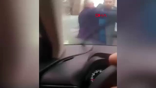 İstanbul - Bağcılar’da trafikte yol verme kavgası: 'O telefonu kırarım' diyerek saldırdı, çocuk hıçkırarak ağladı