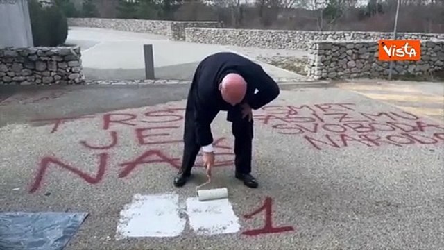 Vandalizzata la foiba di Basovizza alla vigilia del 10 febbraio, il sindaco di Trieste Roberto Dipiazza rimuove le scritte