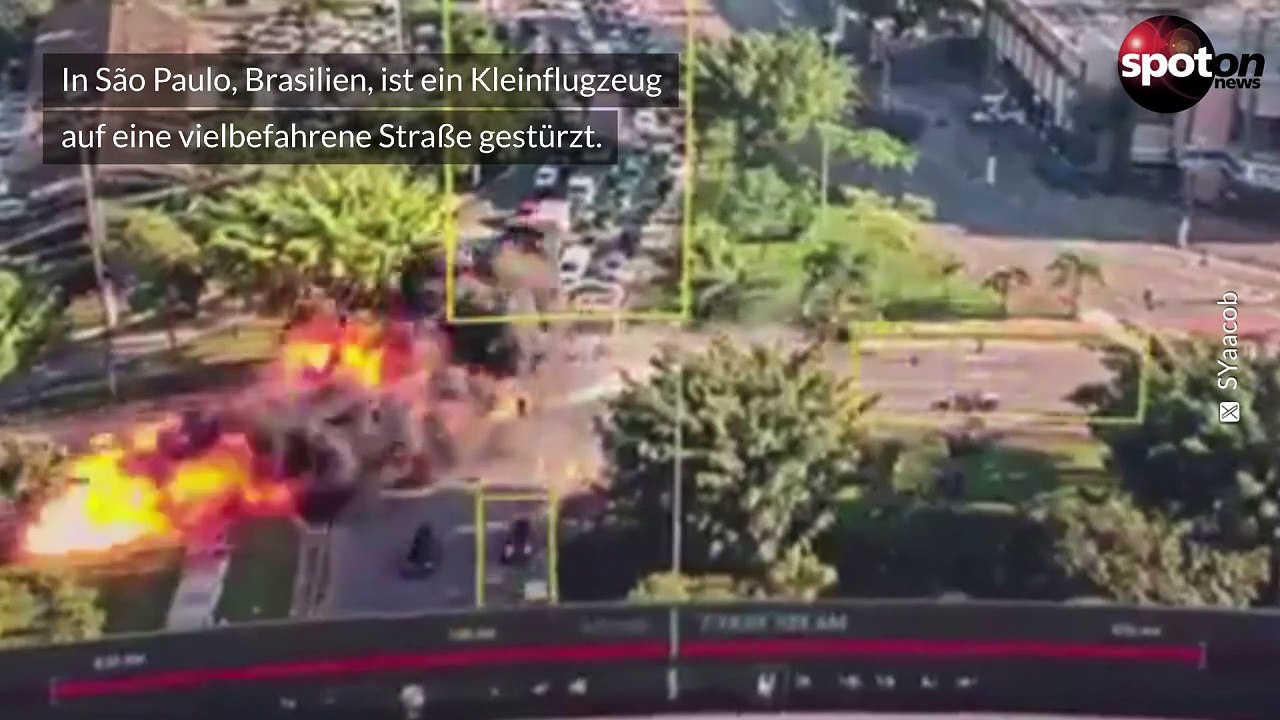 Flugzeug stürzt auf Straße und kracht in Bus