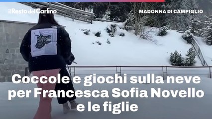 Coccole e giochi sulla neve per Francesca Sofia Novello e le figlie