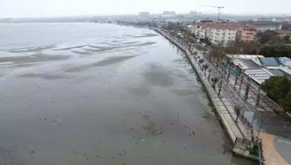 Silivri’de deniz metrelerce çekildi