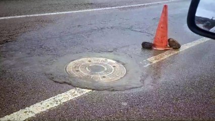 Sinop’ta tıkanan rögar sebebiyle atık suları yola aktı