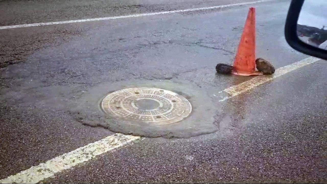Sinop’ta tıkanan rögar sebebiyle atık suları yola aktı