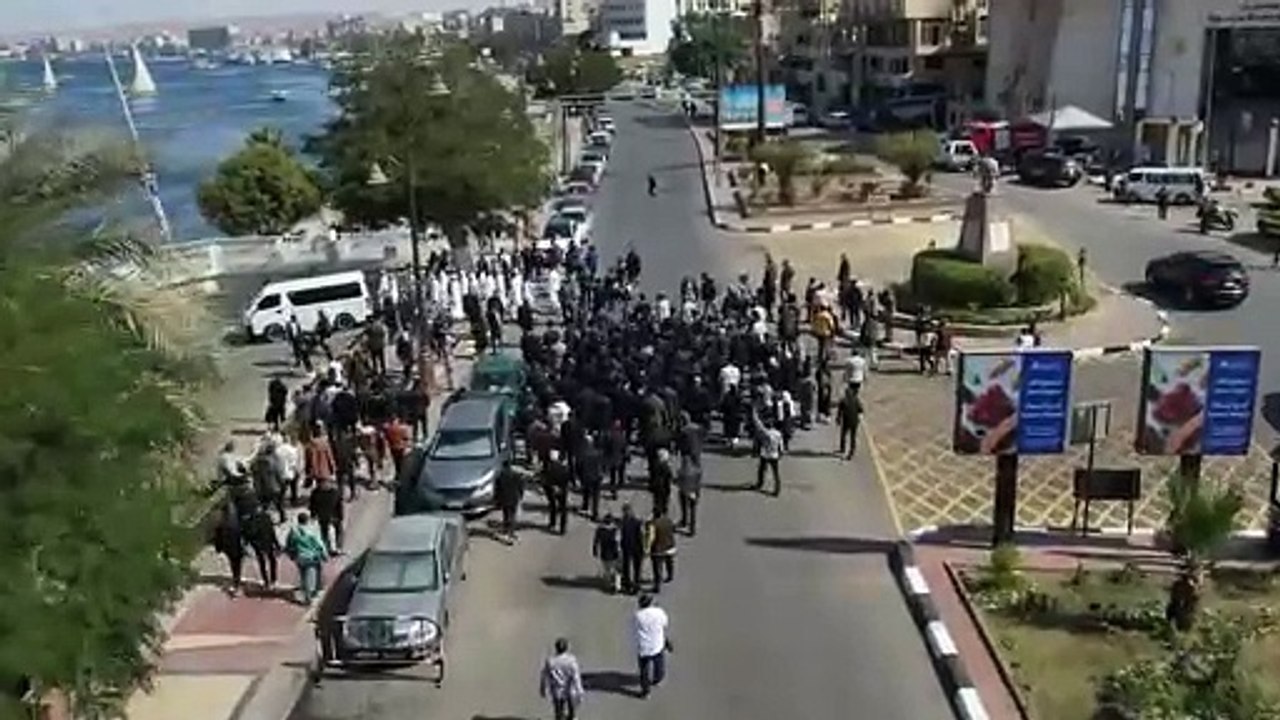 وسط دقات أجراس الكنائس وأصوات الأذان  .. محافظ أسوان يشارك في مراسم الجنازة الرسمية لتوديع الأمير الحسينى الأغاخان الرابع