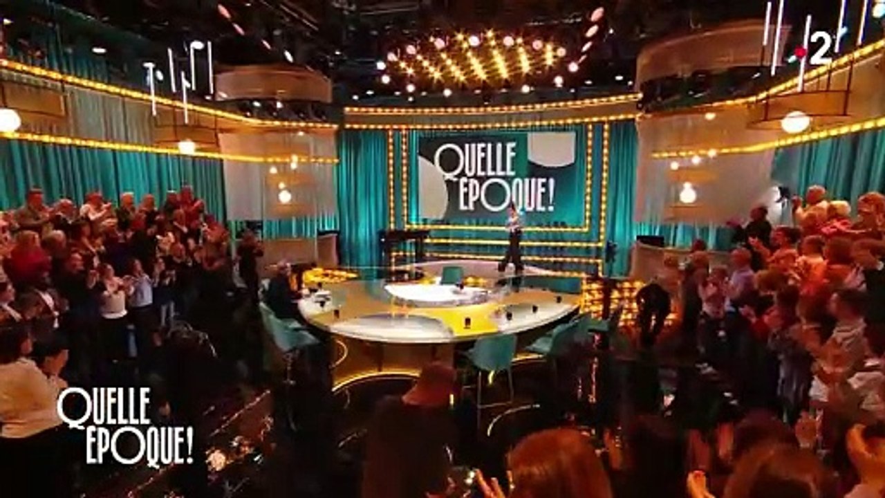 Animatrice de l'émission "Quelle Époque !" depuis 2022, Léa Salamé a surpris les téléspectateurs mais aussi Christophe Dechavanne, fidèle acolyte de l'animatrice, avec un look très working girl. Léa Salamé dans "Quelle Époque !" sur France 2