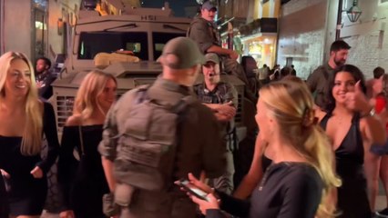 La fiesta más loca en la previa de la Super Bowl: música, gritos y tanques militares