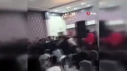 Sandalyeler havada uçuştu! Düğün salonu ringe döndü