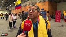 Ecuatorianos votan en las elecciones presidenciales cargando 