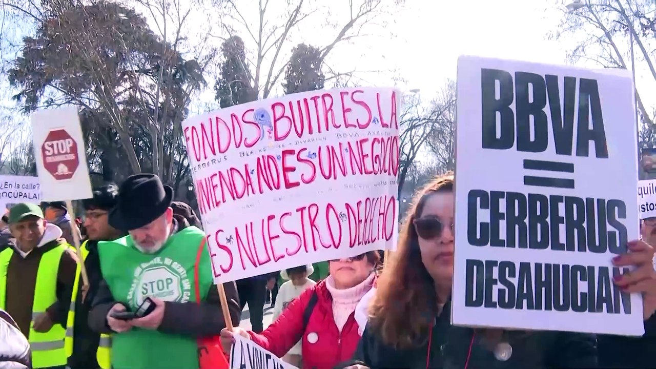 Cientos de personas salen a las calles para exigir "el derecho por una vivienda digna"