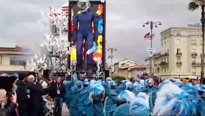 Carnevale di Viareggio 2025, il primo carro a sfilare è "Social" di Massimo Breschi