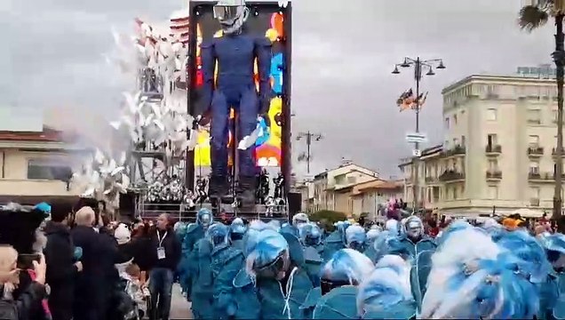 Carnevale di Viareggio 2025, il primo carro a sfilare è Social di Massimo Breschi