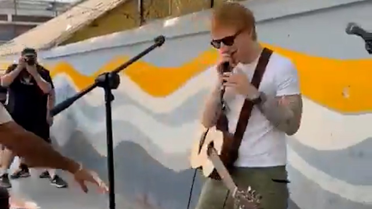 La police indienne coupe le micro d'Ed Sheeran lors d'un concert improvisé