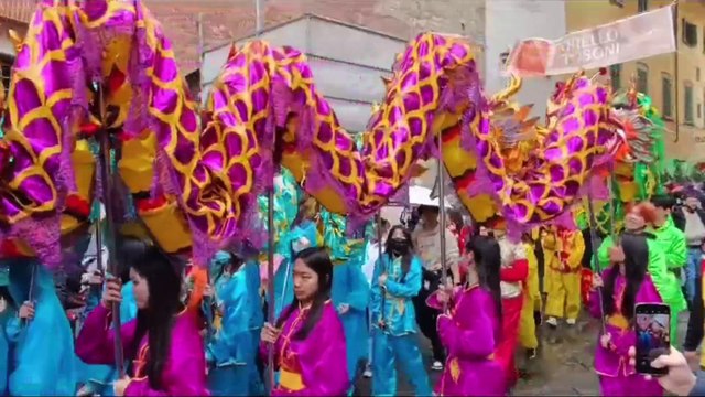 Capodanno cinese, folla per le strade a Prato