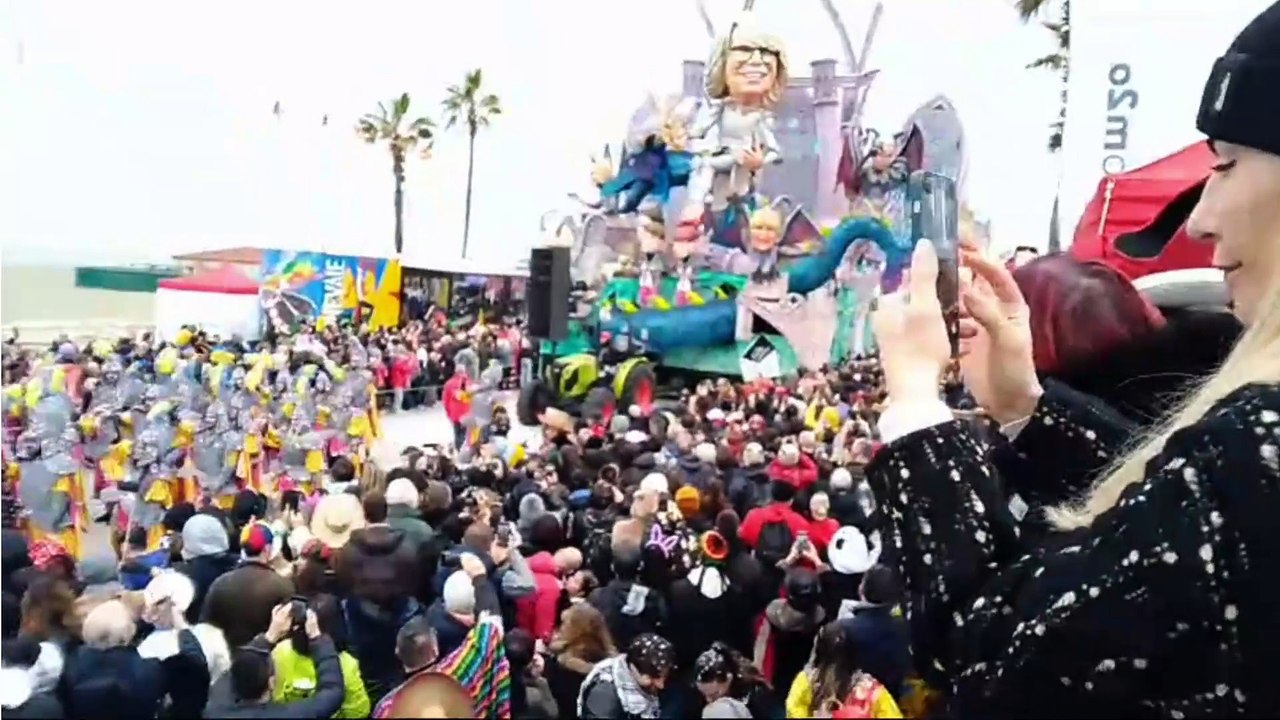 Carnevale di Viareggio, il video del primo corso
