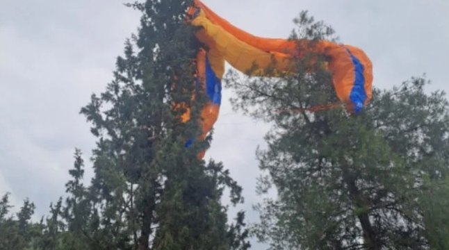 Paraşütçü yere çakılmaktan ağaca takılarak kurtuldu
