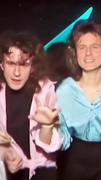 Les internautes consternés par la dernière vidéo postée par Emmanuel Macron où il danse, fait des des tutos coiffure ! Mais c'est vraiment le Président qui a mis ça en ligne ?